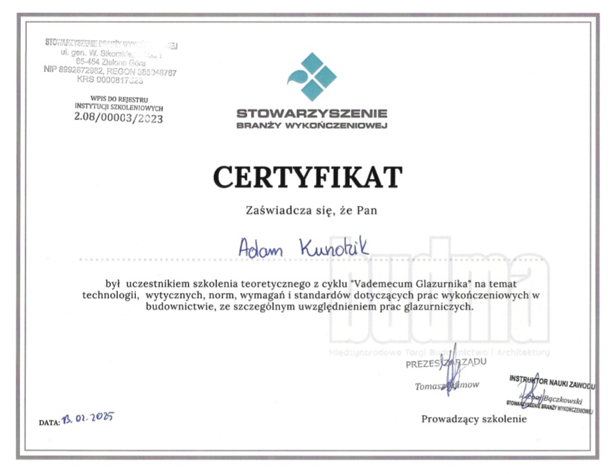 Certyfikat Stowarzyszenia Branży Wykończeniowej dla Adama Kundzika, potwierdzający udział w szkoleniu z cyklu Vademecum Glazurnika na temat technologii i standardów prac wykończeniowych, ze szczególnym uwzględnieniem prac glazurniczych.