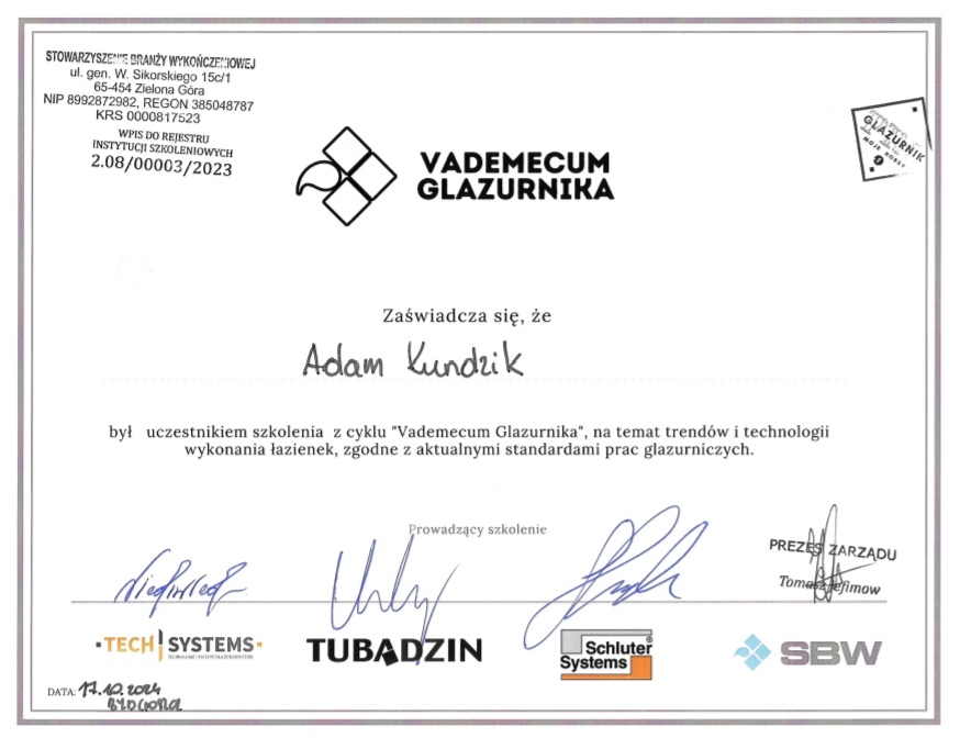 Zaświadczenie uczestnictwa dla Adama Kundzika w szkoleniu z cyklu Vademecum Glazurnika, dotyczącym trendów i technologii wykonania łazienek, zgodnie z aktualnymi standardami prac glazurniczych.