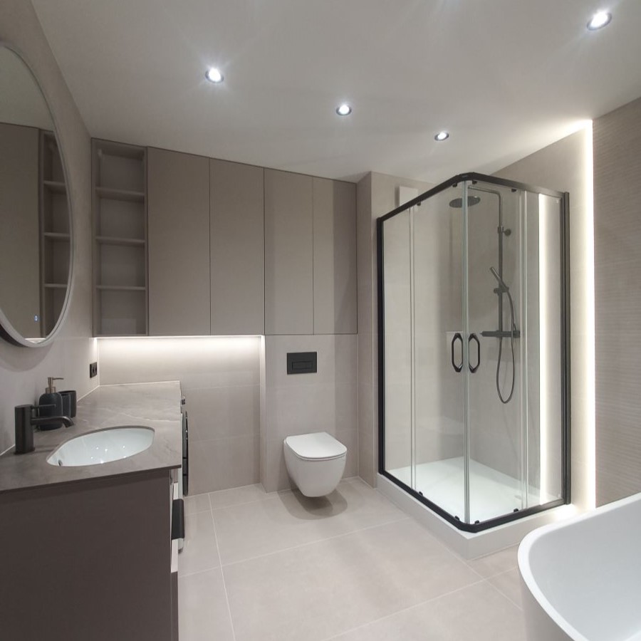 Nowoczesna, w pełni wyposażona łazienka w jasnych odcieniach beżu i szarości z akcentami czerni.